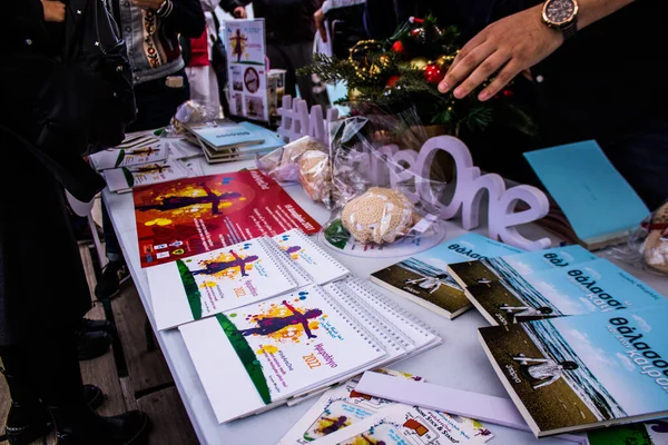 Limasol, Kıbrıs - 18 Aralık 2021 Gençlik Kanser Günü, Limasol 'da çocuklara ve kanserden etkilenen ailelerine yardım etmek amacıyla düzenlenen yardım ve spor etkinliği.