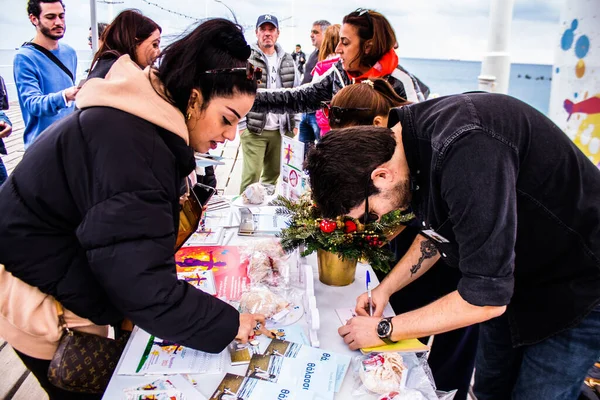 Limasol, Kıbrıs - 18 Aralık 2021 Gençlik Kanser Günü, Limasol 'da çocuklara ve kanserden etkilenen ailelerine yardım etmek amacıyla düzenlenen yardım ve spor etkinliği.