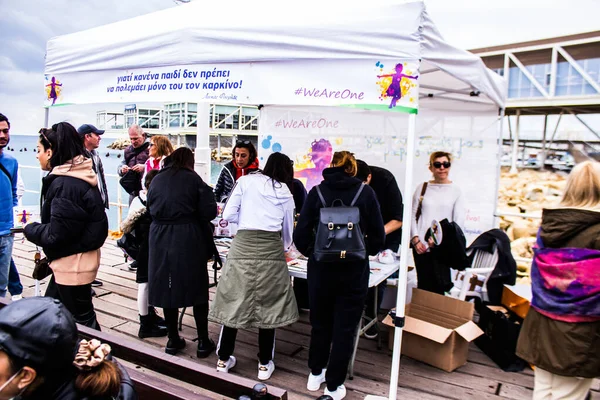 Limasol, Kıbrıs - 18 Aralık 2021 Gençlik Kanser Günü, Limasol 'da çocuklara ve kanserden etkilenen ailelerine yardım etmek amacıyla düzenlenen yardım ve spor etkinliği.