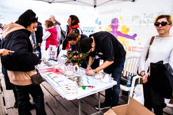 Limasol, Kıbrıs - 18 Aralık 2021 Gençlik Kanser Günü, Limasol 'da çocuklara ve kanserden etkilenen ailelerine yardım etmek amacıyla düzenlenen yardım ve spor etkinliği.