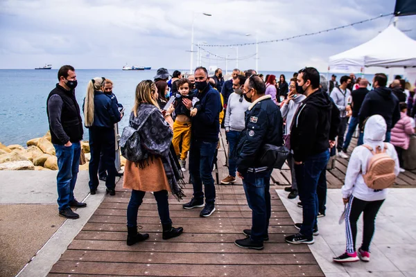 Limasol, Kıbrıs - 18 Aralık 2021 Gençlik Kanser Günü, Limasol 'da çocuklara ve kanserden etkilenen ailelerine yardım etmek amacıyla düzenlenen yardım ve spor etkinliği.