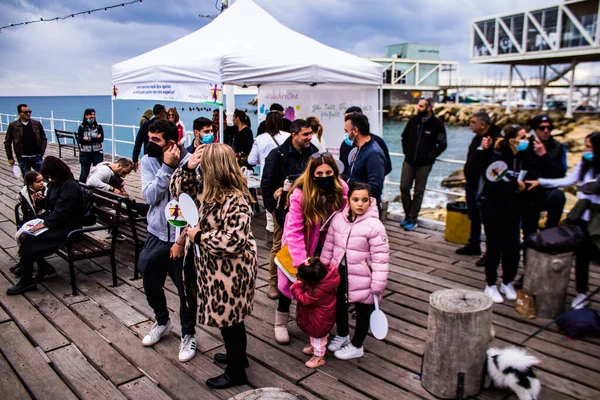 Limasol, Kıbrıs - 18 Aralık 2021 Gençlik Kanser Günü, Limasol 'da çocuklara ve kanserden etkilenen ailelerine yardım etmek amacıyla düzenlenen yardım ve spor etkinliği.