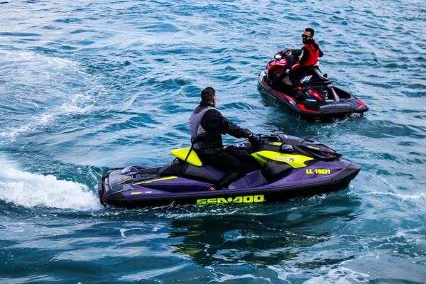 Limasol, Kıbrıs - 18 Aralık 2021 Jet-ski sporcusu, kanserden etkilenen çocuklara yardım amacıyla Limasol 'da düzenlenen Gençlik Kanser Günü' nde bir spor etkinliğine katılıyor