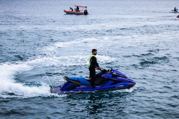 Limasol, Kıbrıs - 18 Aralık 2021 Jet-ski sporcusu, kanserden etkilenen çocuklara yardım amacıyla Limasol 'da düzenlenen Gençlik Kanser Günü' nde bir spor etkinliğine katılıyor