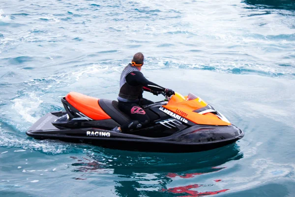 Limasol, Kıbrıs - 18 Aralık 2021 Jet-ski sporcusu, kanserden etkilenen çocuklara yardım amacıyla Limasol 'da düzenlenen Gençlik Kanser Günü' nde bir spor etkinliğine katılıyor
