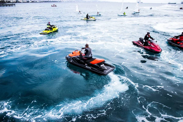 Limasol, Kıbrıs - 18 Aralık 2021 Jet-ski sporcusu, kanserden etkilenen çocuklara yardım amacıyla Limasol 'da düzenlenen Gençlik Kanser Günü' nde bir spor etkinliğine katılıyor
