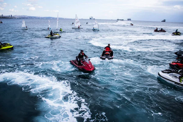 Limasol, Kıbrıs - 18 Aralık 2021 Jet-ski sporcusu, kanserden etkilenen çocuklara yardım amacıyla Limasol 'da düzenlenen Gençlik Kanser Günü' nde bir spor etkinliğine katılıyor