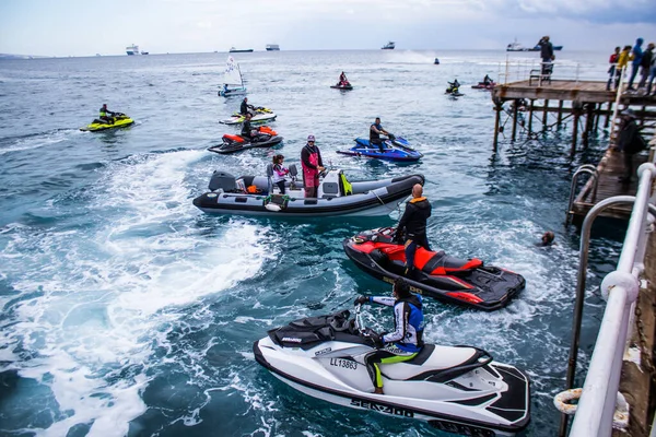 Limasol, Kıbrıs - 18 Aralık 2021 Jet-ski sporcusu, kanserden etkilenen çocuklara yardım amacıyla Limasol 'da düzenlenen Gençlik Kanser Günü' nde bir spor etkinliğine katılıyor