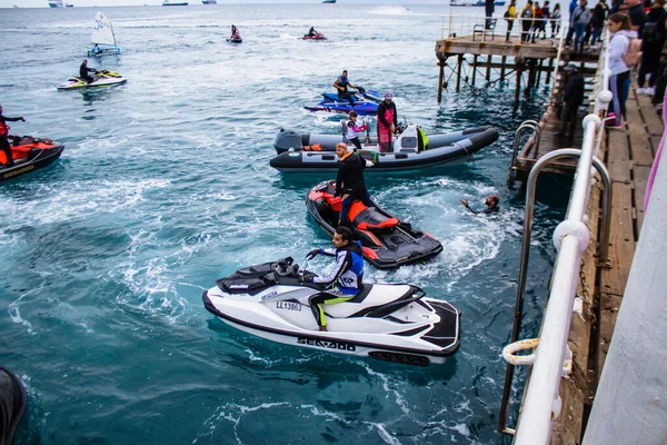Limasol, Kıbrıs - 18 Aralık 2021 Jet-ski sporcusu, kanserden etkilenen çocuklara yardım amacıyla Limasol 'da düzenlenen Gençlik Kanser Günü' nde bir spor etkinliğine katılıyor