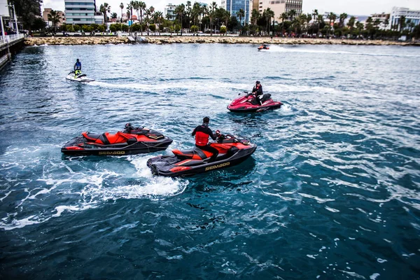 Limasol, Kıbrıs - 18 Aralık 2021 Jet-ski sporcusu, kanserden etkilenen çocuklara yardım amacıyla Limasol 'da düzenlenen Gençlik Kanser Günü' nde bir spor etkinliğine katılıyor