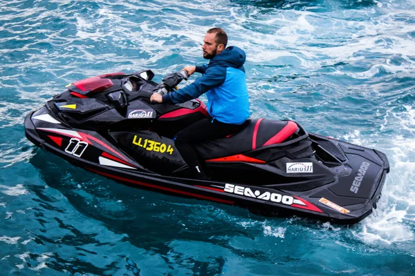 Limasol, Kıbrıs - 18 Aralık 2021 Jet-ski sporcusu, kanserden etkilenen çocuklara yardım amacıyla Limasol 'da düzenlenen Gençlik Kanser Günü' nde bir spor etkinliğine katılıyor
