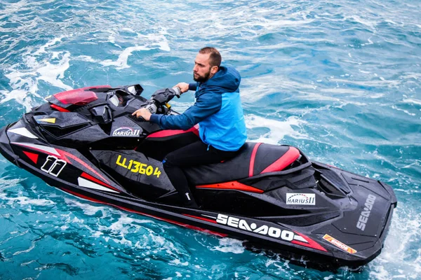 Limasol, Kıbrıs - 18 Aralık 2021 Jet-ski sporcusu, kanserden etkilenen çocuklara yardım amacıyla Limasol 'da düzenlenen Gençlik Kanser Günü' nde bir spor etkinliğine katılıyor