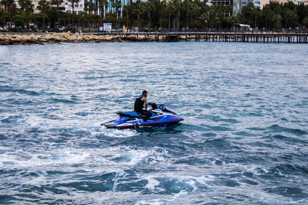 Limasol, Kıbrıs - 18 Aralık 2021 Jet-ski sporcusu, kanserden etkilenen çocuklara yardım amacıyla Limasol 'da düzenlenen Gençlik Kanser Günü' nde bir spor etkinliğine katılıyor
