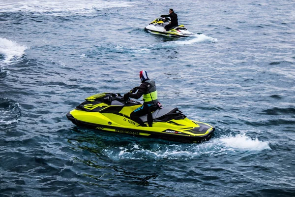 Limasol, Kıbrıs - 18 Aralık 2021 Jet-ski sporcusu, kanserden etkilenen çocuklara yardım amacıyla Limasol 'da düzenlenen Gençlik Kanser Günü' nde bir spor etkinliğine katılıyor