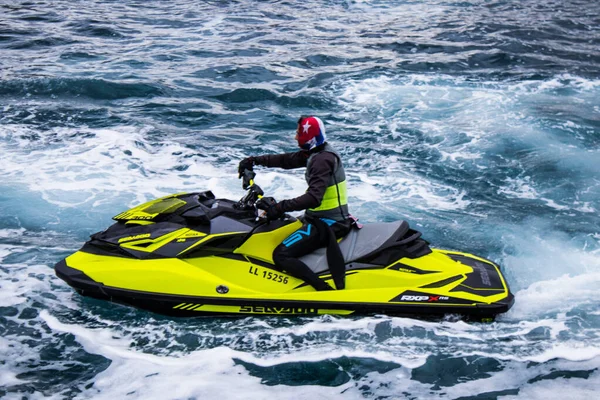 Limasol, Kıbrıs - 18 Aralık 2021 Jet-ski sporcusu, kanserden etkilenen çocuklara yardım amacıyla Limasol 'da düzenlenen Gençlik Kanser Günü' nde bir spor etkinliğine katılıyor