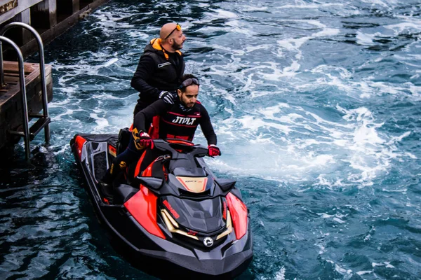 Limasol, Kıbrıs - 18 Aralık 2021 Jet-ski sporcusu, kanserden etkilenen çocuklara yardım amacıyla Limasol 'da düzenlenen Gençlik Kanser Günü' nde bir spor etkinliğine katılıyor
