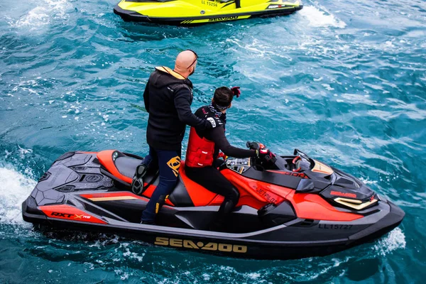 Limasol, Kıbrıs - 18 Aralık 2021 Jet-ski sporcusu, kanserden etkilenen çocuklara yardım amacıyla Limasol 'da düzenlenen Gençlik Kanser Günü' nde bir spor etkinliğine katılıyor