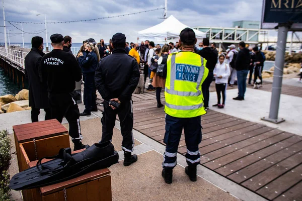 Limasol, Kıbrıs - 18 Aralık 2021 Kıbrıs Rum Kesimi Polisi, kanserden etkilenen çocuklara yardım amacıyla Limasol 'da düzenlenen Gençlik Kanser Günü' nde bir spor etkinliği düzenledi