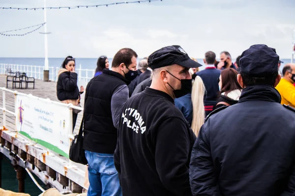 Limasol, Kıbrıs - 18 Aralık 2021 Kıbrıs Rum Kesimi Polisi, kanserden etkilenen çocuklara yardım amacıyla Limasol 'da düzenlenen Gençlik Kanser Günü' nde bir spor etkinliği düzenledi