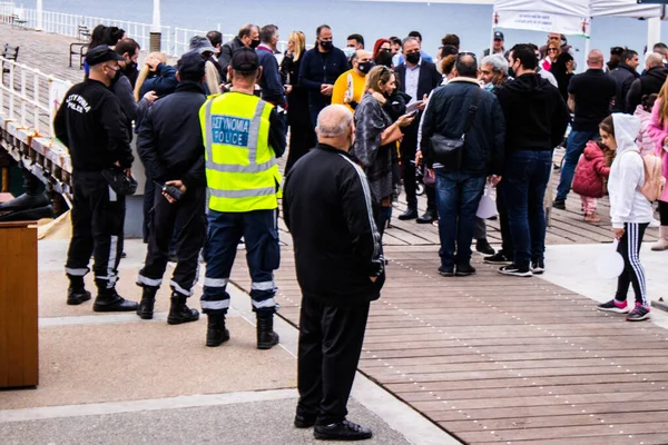 Limasol, Kıbrıs - 18 Aralık 2021 Kıbrıs Rum Kesimi Polisi, kanserden etkilenen çocuklara yardım amacıyla Limasol 'da düzenlenen Gençlik Kanser Günü' nde bir spor etkinliği düzenledi
