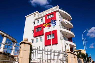 Limasol, Kıbrıs - 22 Aralık 2021 Kıbrıs Rum Kesimi 'nin göbeğindeki şehir merkezi, binaların mimarisi ve modern şehrin caddeleri