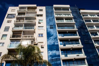 Limasol, Kıbrıs - 22 Aralık 2021 Kıbrıs Rum Kesimi 'nin göbeğindeki şehir merkezi, binaların mimarisi ve modern şehrin caddeleri