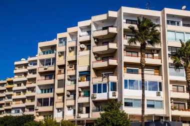 Limasol, Kıbrıs - 22 Aralık 2021 Kıbrıs Rum Kesimi 'nin göbeğindeki şehir merkezi, binaların mimarisi ve modern şehrin caddeleri