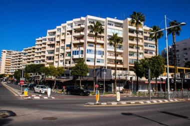 Limasol, Kıbrıs - 22 Aralık 2021 Kıbrıs Rum Kesimi 'nin göbeğindeki şehir merkezi, binaların mimarisi ve modern şehrin caddeleri