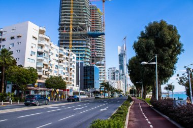 Limasol, Kıbrıs - 22 Aralık 2021 Kıbrıs Rum Kesimi 'nin göbeğindeki şehir merkezi, binaların mimarisi ve modern şehrin caddeleri