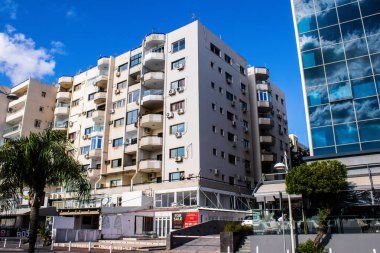 Limasol, Kıbrıs - 22 Aralık 2021 Kıbrıs Rum Kesimi 'nin göbeğindeki şehir merkezi, binaların mimarisi ve modern şehrin caddeleri