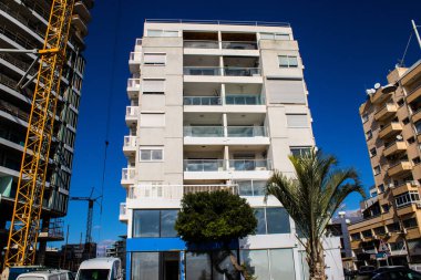 Limasol, Kıbrıs - 22 Aralık 2021 Kıbrıs Rum Kesimi 'nin göbeğindeki şehir merkezi, binaların mimarisi ve modern şehrin caddeleri