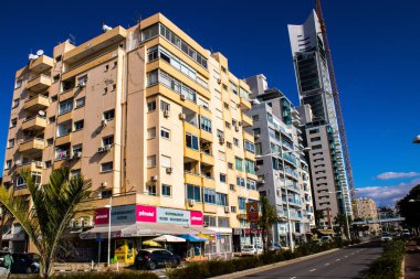 Limasol, Kıbrıs - 22 Aralık 2021 Kıbrıs Rum Kesimi 'nin göbeğindeki şehir merkezi, binaların mimarisi ve modern şehrin caddeleri
