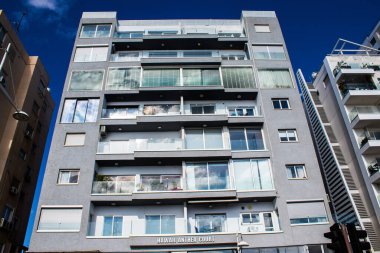 Limasol, Kıbrıs - 22 Aralık 2021 Kıbrıs Rum Kesimi 'nin göbeğindeki şehir merkezi, binaların mimarisi ve modern şehrin caddeleri