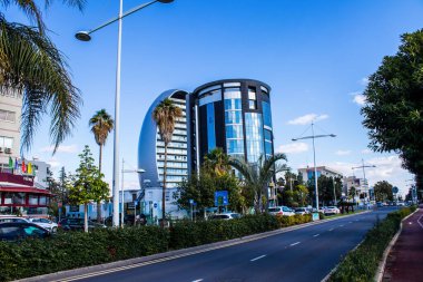 Limasol, Kıbrıs - 22 Aralık 2021 Kıbrıs Rum Kesimi 'nin göbeğindeki şehir merkezi, binaların mimarisi ve modern şehrin caddeleri
