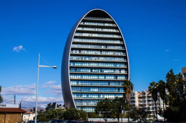 Limasol, Kıbrıs - 22 Aralık 2021 Kıbrıs Rum Kesimi 'nin göbeğindeki şehir merkezi, binaların mimarisi ve modern şehrin caddeleri