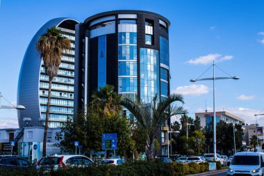 Limasol, Kıbrıs - 22 Aralık 2021 Kıbrıs Rum Kesimi 'nin göbeğindeki şehir merkezi, binaların mimarisi ve modern şehrin caddeleri