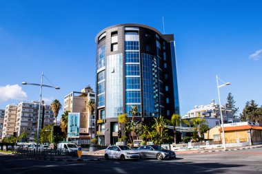 Limasol, Kıbrıs - 22 Aralık 2021 Kıbrıs Rum Kesimi 'nin göbeğindeki şehir merkezi, binaların mimarisi ve modern şehrin caddeleri