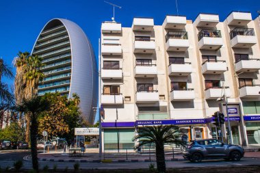 Limasol, Kıbrıs - 22 Aralık 2021 Kıbrıs Rum Kesimi 'nin göbeğindeki şehir merkezi, binaların mimarisi ve modern şehrin caddeleri