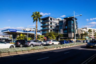 Limasol, Kıbrıs - 22 Aralık 2021 Kıbrıs Rum Kesimi 'nin göbeğindeki şehir merkezi, binaların mimarisi ve modern şehrin caddeleri