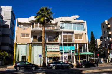 Limasol, Kıbrıs - 22 Aralık 2021 Kıbrıs Rum Kesimi 'nin göbeğindeki şehir merkezi, binaların mimarisi ve modern şehrin caddeleri