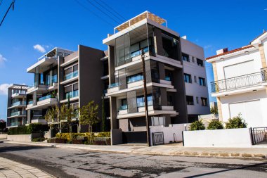 Limasol, Kıbrıs - 22 Aralık 2021 Kıbrıs Rum Kesimi 'nin göbeğindeki şehir merkezi, binaların mimarisi ve modern şehrin caddeleri