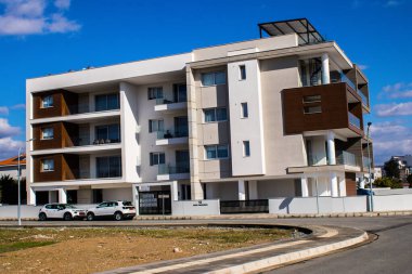 Limasol, Kıbrıs - 22 Aralık 2021 Kıbrıs Rum Kesimi 'nin göbeğindeki şehir merkezi, binaların mimarisi ve modern şehrin caddeleri