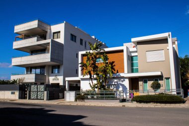 Limasol, Kıbrıs - 22 Aralık 2021 Kıbrıs Rum Kesimi 'nin göbeğindeki şehir merkezi, binaların mimarisi ve modern şehrin caddeleri