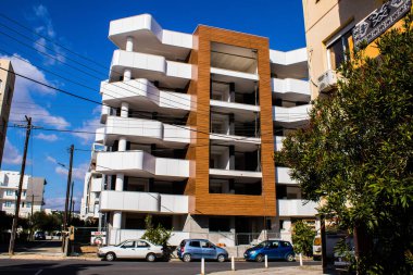 Limasol, Kıbrıs - 22 Aralık 2021 Kıbrıs Rum Kesimi 'nin göbeğindeki şehir merkezi, binaların mimarisi ve modern şehrin caddeleri