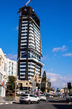 Limasol, Kıbrıs - 22 Aralık 2021 Kıbrıs Rum Kesimi 'nin göbeğindeki şehir merkezi, binaların mimarisi ve modern şehrin caddeleri