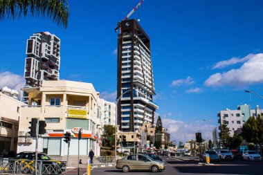 Limasol, Kıbrıs - 22 Aralık 2021 Kıbrıs Rum Kesimi 'nin göbeğindeki şehir merkezi, binaların mimarisi ve modern şehrin caddeleri