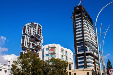 Limasol, Kıbrıs - 22 Aralık 2021 Kıbrıs Rum Kesimi 'nin göbeğindeki şehir merkezi, binaların mimarisi ve modern şehrin caddeleri