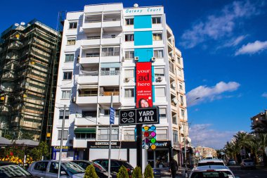 Limasol, Kıbrıs - 22 Aralık 2021 Kıbrıs Rum Kesimi 'nin göbeğindeki şehir merkezi, binaların mimarisi ve modern şehrin caddeleri