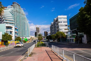 Limasol, Kıbrıs - 22 Aralık 2021 Kıbrıs Rum Kesimi 'nin göbeğindeki şehir merkezi, binaların mimarisi ve modern şehrin caddeleri