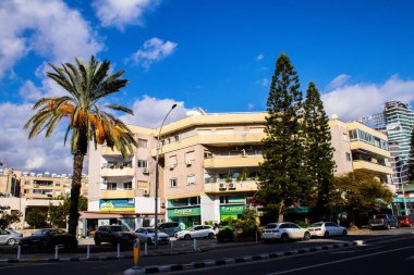 Limasol, Kıbrıs - 22 Aralık 2021 Kıbrıs Rum Kesimi 'nin göbeğindeki şehir merkezi, binaların mimarisi ve modern şehrin caddeleri